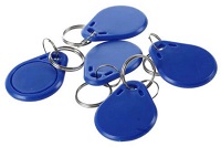 LLAVERO DE PROXIMIDAD PROGRAMABLE RFID 13.56 KHZ RESISTENTE AL AGUA COLOR AZUL Y NEGRO (UNIDAD)